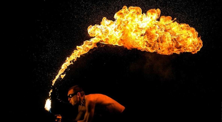В Мелитополе укротитель огня развлекает прохожих (видео)