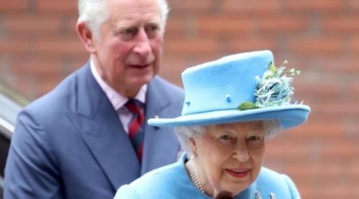 Королевская семья поделилась снимками Елизаветы II с принцем Чарльзом - как выглядят мама и сын на прогулке