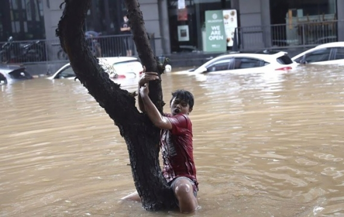 В Индонезии из-за оползней и наводнений погибли 20 человек - СМИ
