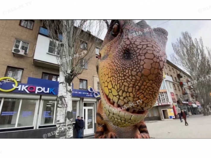 В Мелитополе динозавр сбежал из парка (фото, видео)