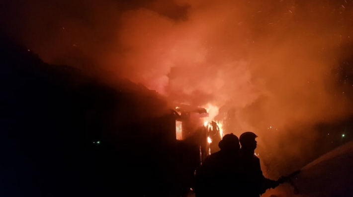 В центре Кирилловки ночью разгорелся пожар