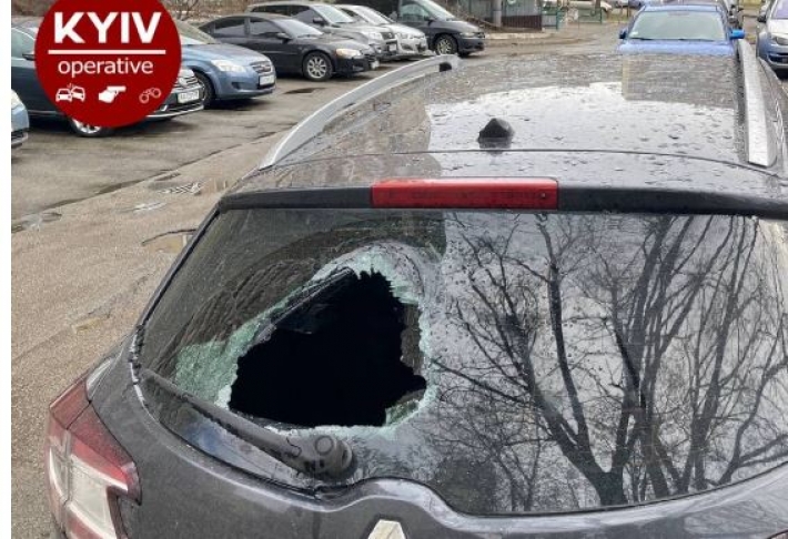 В Киеве ночью неизвестные разгромили припаркованные авто во дворе: фото