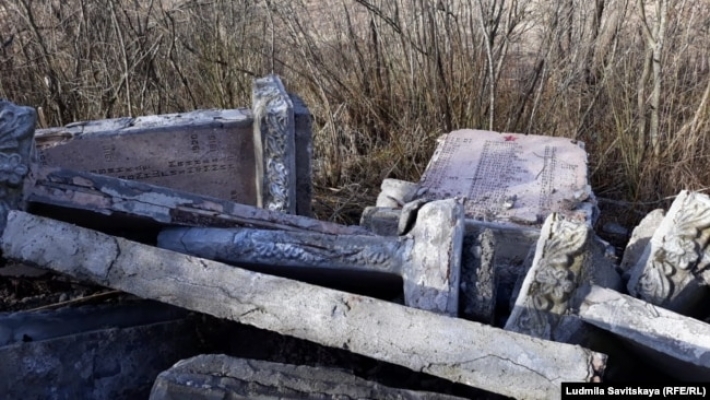 В России вымостили дорогу плитами из братской могилы, фото