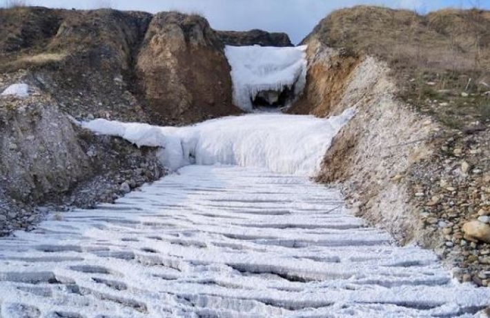 На Прикарпатье из карьера вытекают "мертвые реки": чем это грозит, фото