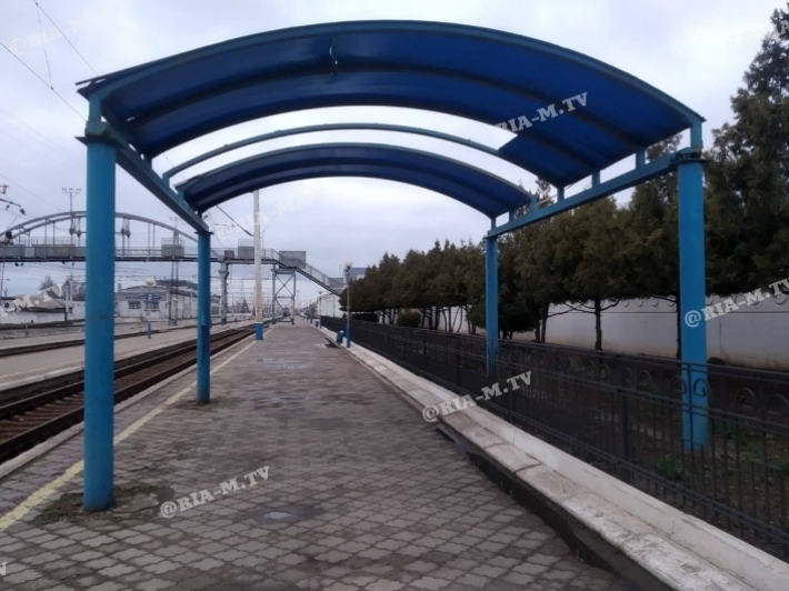 На перроне ж/д вокзала в Мелитополе навесы стоят для «галочки» (фото)