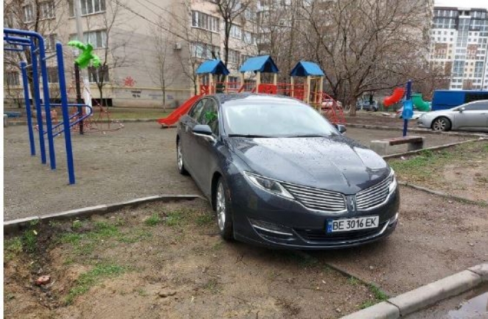 Новый "элемент" детской площадки: в Киеве "герой парковки" удивил хамской выходкой, фото