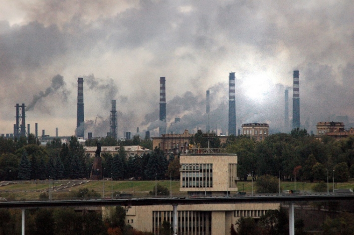 Жители Запорожья жалуются на густой дым с заводов (фото)