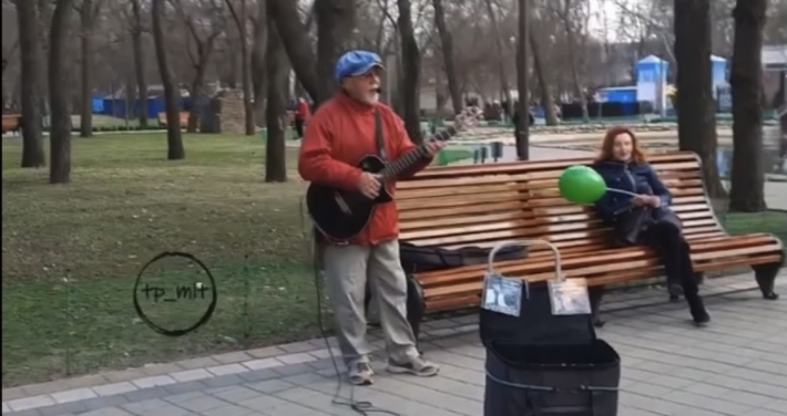 В мелитопольском парке уличный музыкант побаловал репертуаром (видео)