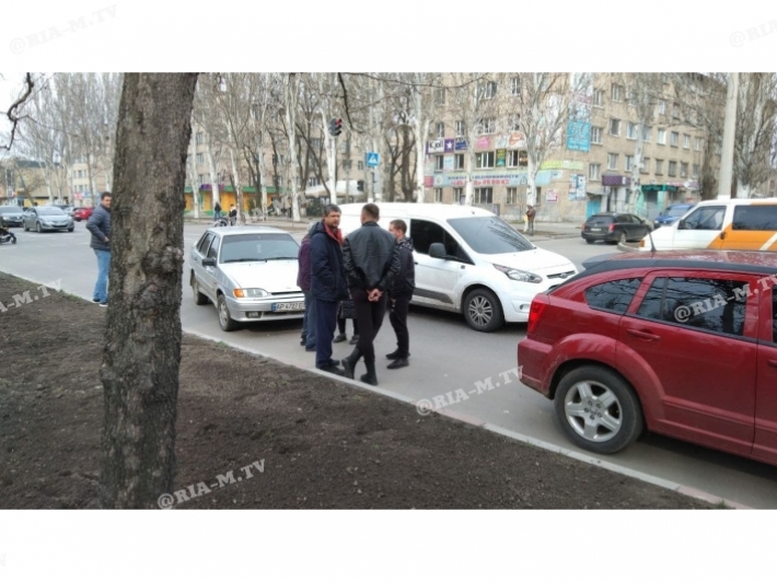 На центральном проспекте в Мелитополе ВАЗ догнал иномарку (фото)