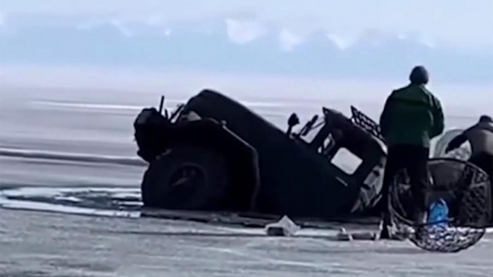 На озере Байкал под лед провалились два грузовика (видео)