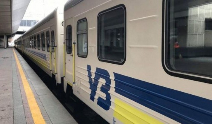 По дороге с Донбасса в Киев военные устроили стрельбу в поезде: первые подробности