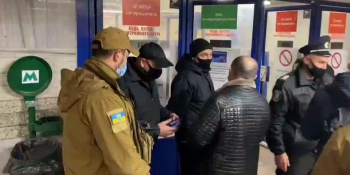 В Киеве пачками изымают фальшивые спецпропуска на метро: видео