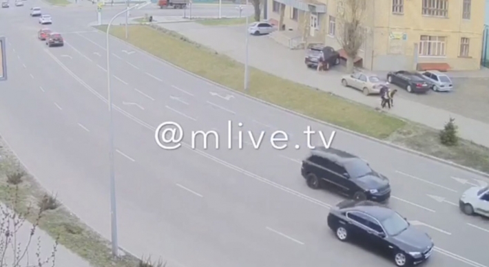 По встречке в центре города - в Мелитополе "бесстрашный" водитель озадачил маневром (видео)