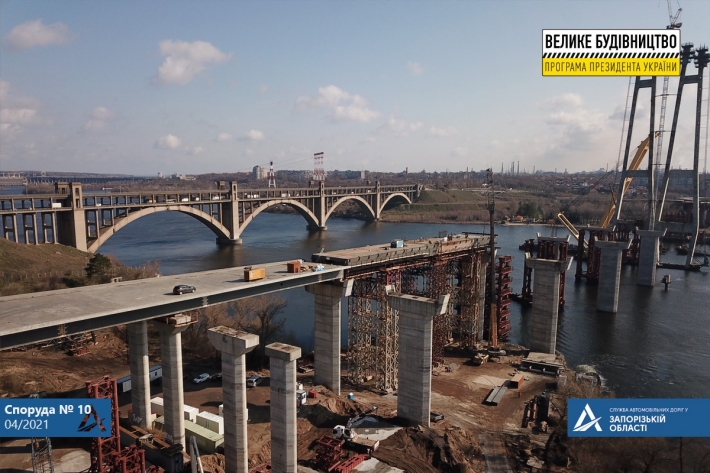 В Запорожье начали собирать следующую секцию балочного моста (фото)