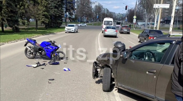 В Запорожье легковушка сбила мотоциклиста (фото, видео)
