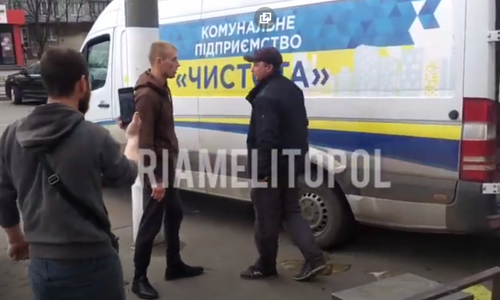 В Мелитополе разбушевался продавец и разбил машину коммунальщикам - рыба разбросана по дороге (видео 18+)