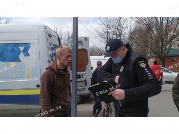 Бросал в полицейского тряпкой - в Мелитополе скандального  стихийщика увезли в горотдел (видео, фото)