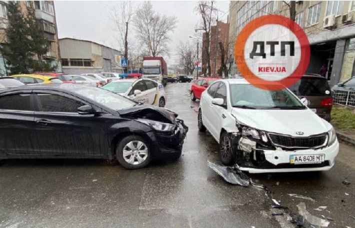 В Киеве ошибка водителя привела к масштабной аварии: подробности и фото с места ДТП