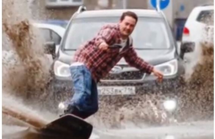 Киевляне прокатились на серфе по затопленным улицам: видео, фото
