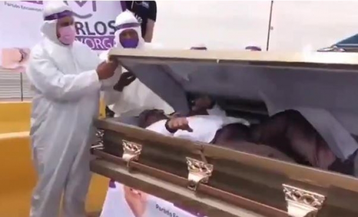 Мексиканский политик агитировал с помощью гроба (видео)
