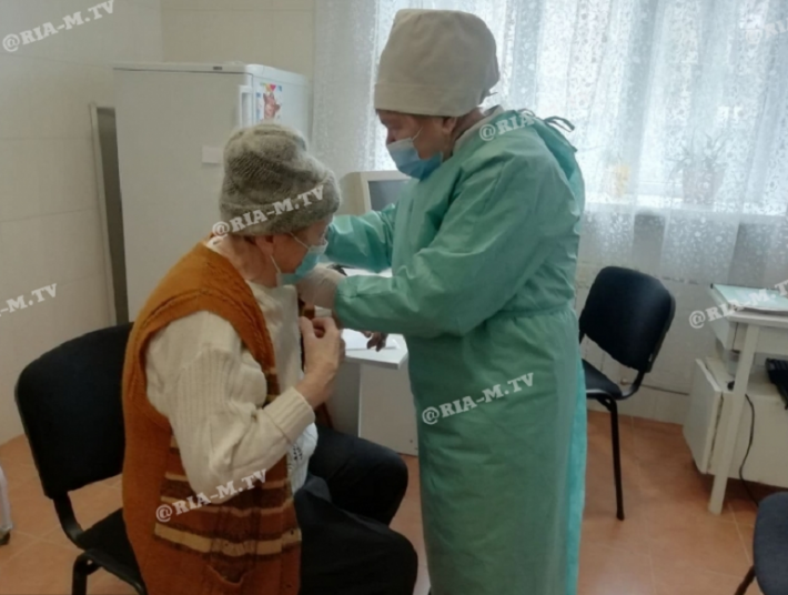 В Мелитополе пенсионеры больше всего желают привиться от коронавируса – какая побочка (видео)