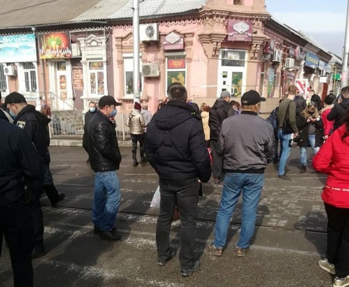 В Запорожье участники митинга не дали полиции составить админпротокол на нарушительницу