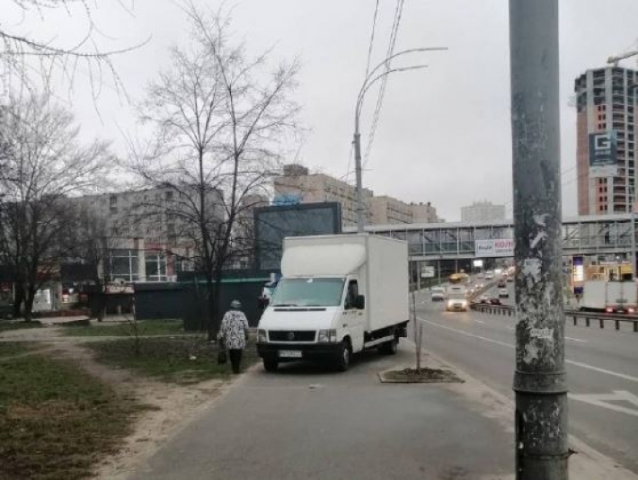 Пешеходам тут не место: в Киеве водитель фургона отличился "героической" парковкой, фото