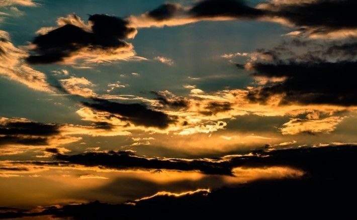 Парад облаков над вечерним Мелитополем показали на видео