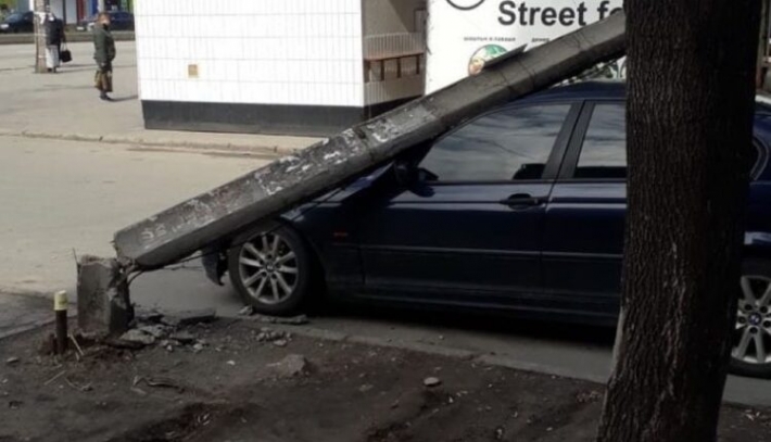 В Запорожье электроопора рухнула на припаркованное авто (видео)