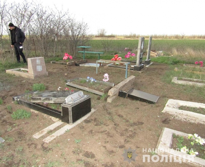Под Мелитополем 14-летний подросток на кладбище повредил 17 памятников (фото)