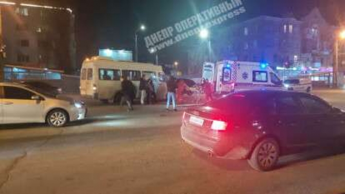 В Днепре на Слобожанском проспекте маршрутка сбила мужчину, просившего милостыню: видео момента