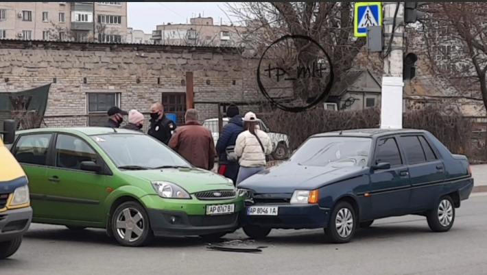 В Мелитополе на объездной Форд столкнулся со Славутой (видео)