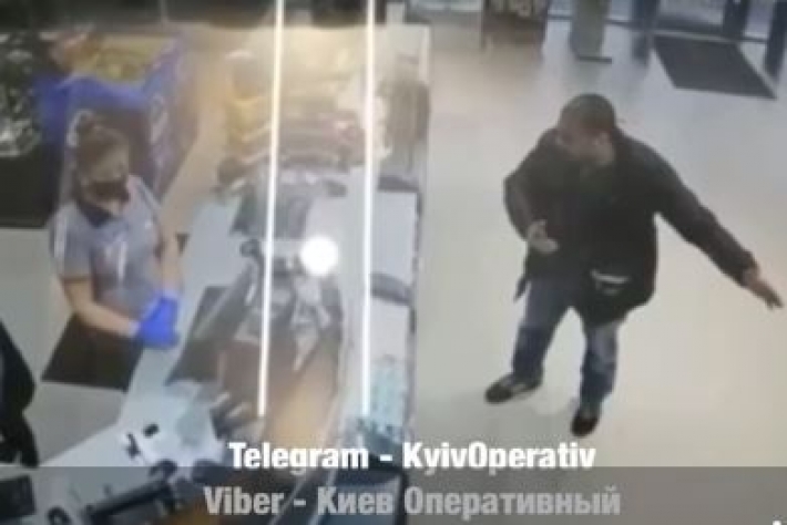 В Киеве неадекват без маски плюнул в лицо продавщице: инцидент попал на видео