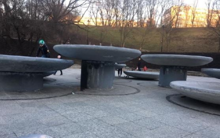 В Киеве "устал" новый фонтан в парке - не успели ни разу включить: фото