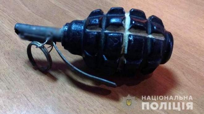В Киеве мужчина с гранатой угрожал взорвать ЖЭК: фото