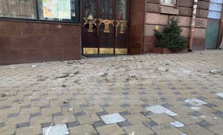 Чудом никто не пострадал: в центре Киева часть фасада здания едва не упала на пешеходов, фото