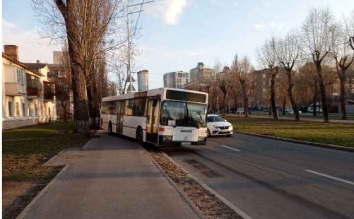 Машины едут по тротуару: в Киеве авария водовоза с микроавтобусом парализовала движение, фото