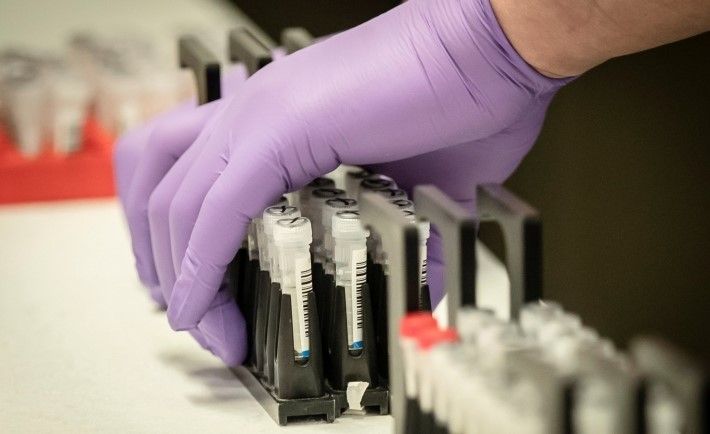 В Мелитополе в частной лаборатории пациенты с подозрением на коронавирус стоят в общей очереди