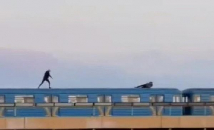В Киеве два экстремала проехались на крыше метро (видео)
