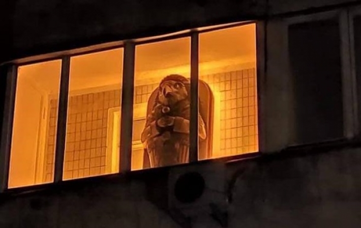 На балконе киевской многоэтажки заметили "египетский саркофаг" (фото)
