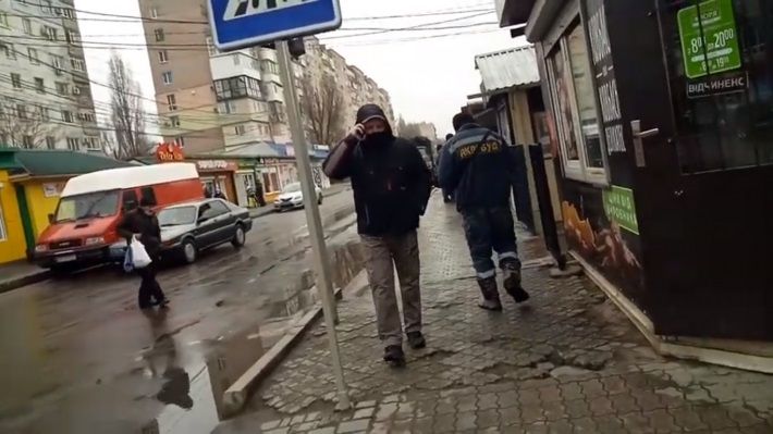 В Мелитополе нарушитель набросился с кулаками на активистов из-за замечания о неправильной парковке