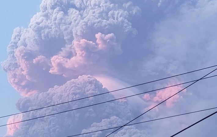 На острове Сент-Винсент извергается вулкан, эвакуируют тысячи людей (видео)