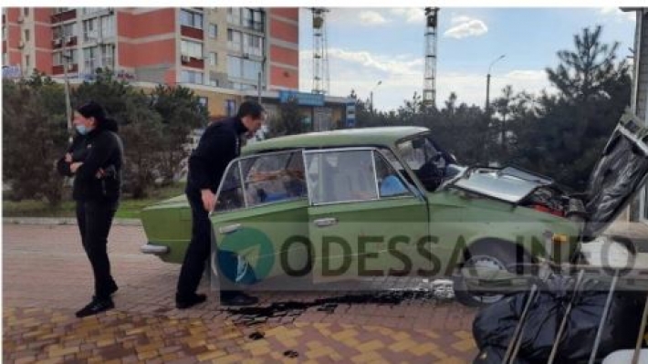 Под Одессой водитель "Жигулей" нанес неожиданный "визит" к стоматологу, фото последствий