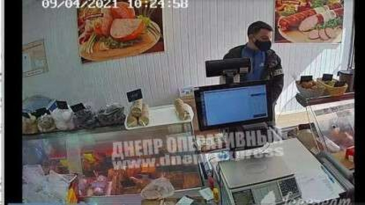 В Днепре на проспекте Мира мужчина украл телефон у продавца: видео