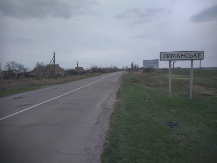 В Кирилловке пока передумали ставить шлагбаум на въезде в поселок (фото)
