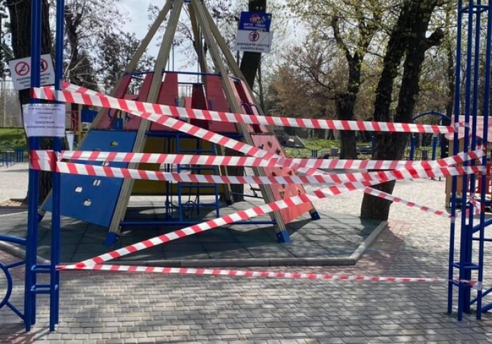 В Запорожье запретили детские площадки, а в динопарк огромная очередь