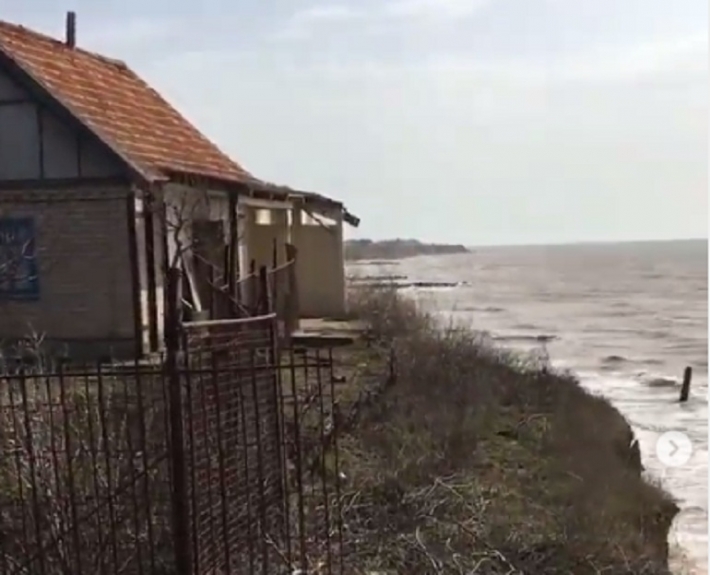 Жилой дом завис над обрывом у Азовского моря - впечатляющие кадры (видео)
