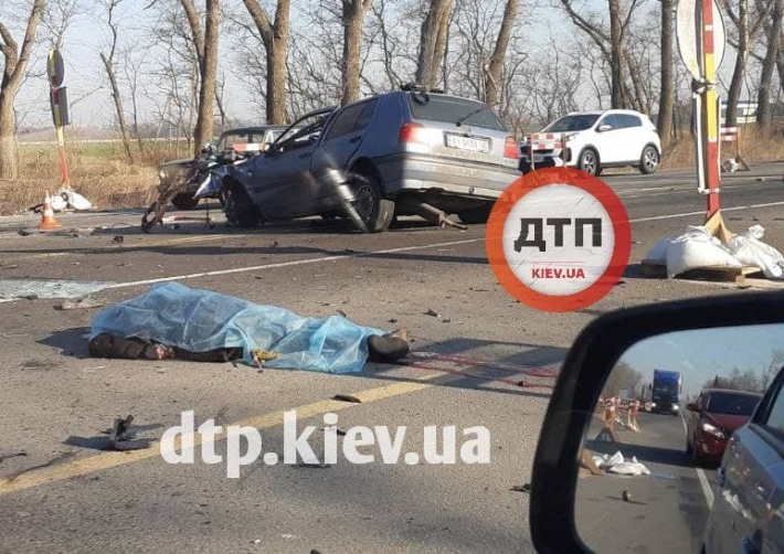 На трассе Киев-Чернигов произошло жуткое ДТП - движение парализовано: фото