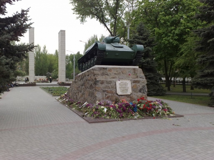В Мелитополе молодежь устроила фотосессию на памятнике героям войны (видео)