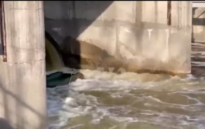 На дамбе в Полтаве перевернулась лодка с людьми, есть погибшие (видео)